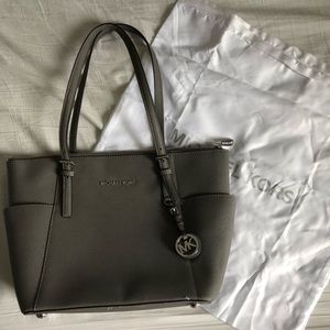 Michael Kors Jet Set Large Top-Zip Leather Tote